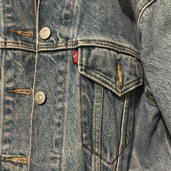 Levi’s Ex-Boyfriend Trucker Jacket (Light Wash in Small) - Picture 3 of 6